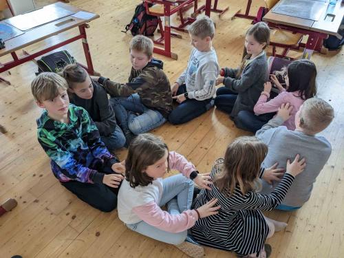 Gemeinsam stark werden_Jahreszeitenmassage_3.+4. Schulstufe