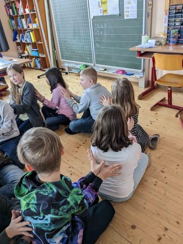 Gemeinsam stark werden_Jahreszeitenmassage_3.+4. Schulstufe